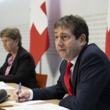 André Simonazzi (à droite) est un habitué des conférences de presse du gouvernement en sa fonction de porte-parole du Conseil fédéral (archives). KEYSTONE/ANTHONY ANEX